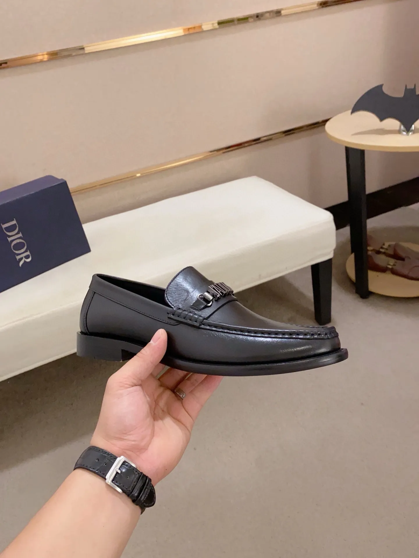 Factory price: 270 men's shoes 💰 High-end version of Dior Dior's new series. Famous actors and Internet celebrities wear super popular designs. They are designed with the sculptures of French artist Niki de Saint Phalle as rings. Material: Imported original material ➕Painted cowhide Foot pads: cowhide Outsole: Rubber outsole Men's shoe size: 38~44 Can be customized to size 45